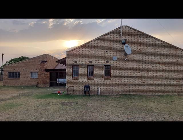 4 BEDROOM HOUSE TO LET IN LAMONT PARK